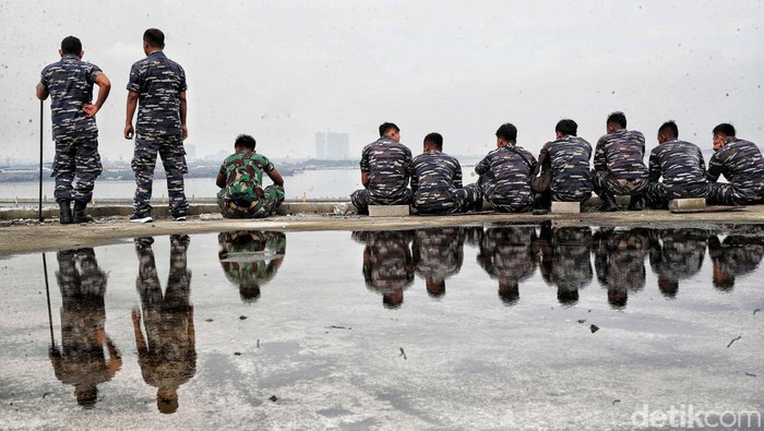 Keren! 8.887 Prajurit TNI Lakukan Aksi Mengapung di Laut Sebanyak 8.887 prajurit TNI di 77 lokasi di Indonesia melakukan aksi water trappen. Water trappen adalah teknik mengapung dalam air.