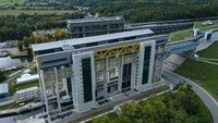 Tampak dari samping lift kapal baru yang terlihat dari atas. Dimensi lift kapal baru ini sangat besar. Kapal dapat melakukan perjalanan naik atau turun sekitar 36 meter di lift, beratnya 9800 ton.