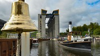 Kapal tunda bersejarah Volldampf dari Berlin terlihat di depan lift kapal baru. Federal Waterways and Shipping Administration telah menginvestasikan sekitar 520 juta euro untuk lift baru.