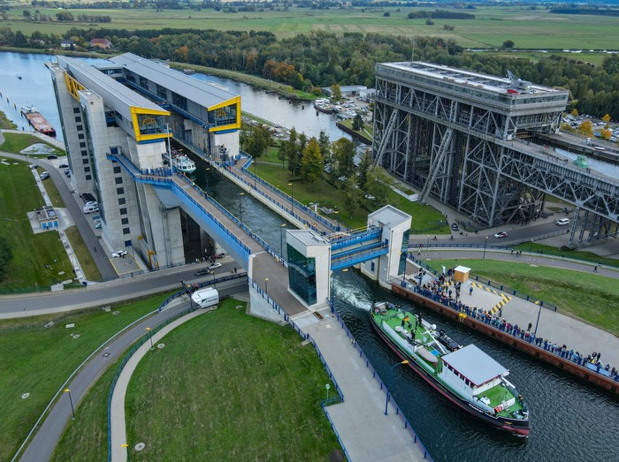 Pemandangan yang memperlihatkan sebuah kapal yang keluar dari lift kapal baru di Brandenburg, Niederfinow, Jerman, Rabu (4/10/2022). Lift baru tersebut terlihat sangat megah.