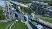 Pemandangan yang memperlihatkan sebuah kapal yang keluar dari lift di Brandenburg, Niederfinow, Jerman, Rabu (4/10/2022). Lift baru tersebut terlihat sangat megah.