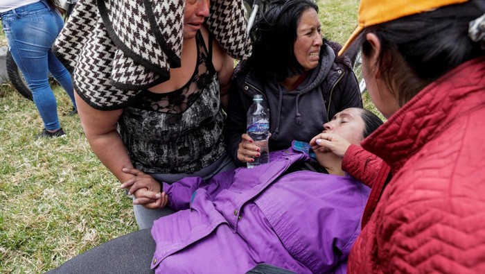 Kerusuhan Kembali Terjadi di Penjara Ekuador Relatives of inmates comfort a woman as they are waiting to find out if their loved ones were among the dead following a riot at the Cotopaxi No 1 penitentiary, in Latacunga, Ecuador October 4, 2022. REUTERS/Karen Toro