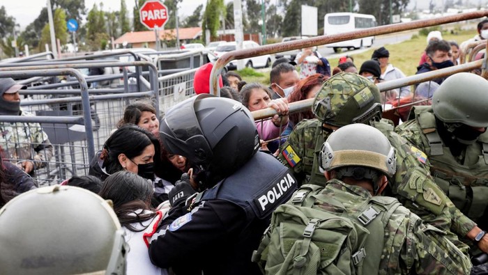 Relatives of inmates comfort a woman as they are waiting to find out if their loved ones were among the dead following a riot at the Cotopaxi No 1 penitentiary, in Latacunga, Ecuador October 4, 2022. REUTERS/Karen Toro