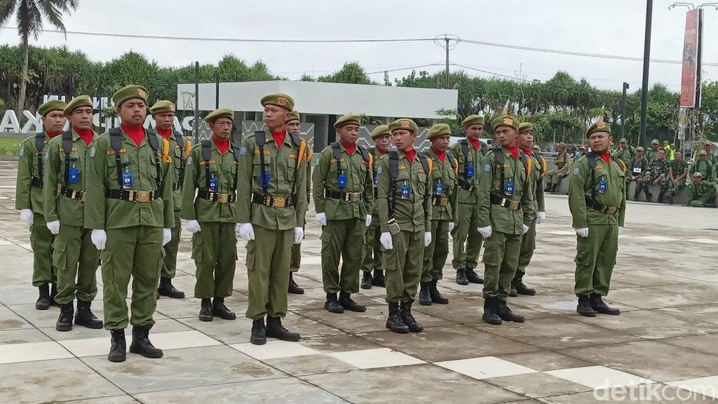 Ratusan Anggota Linmas Pangandaran Adu Baris Berbaris di HUT TNI
