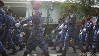 Para peserta kirab drumband Taruna AAU berbaris serempak di Jalan Malioboro Jogja dari halaman DPRD Provinsi DIY dan berakhir di Titik Nol Km Jogja. Foto: Pius Erlangga/detikJateng