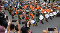 Warga menyaksikan kirab drumband Taruna Akademi Angkatan Udara (AAU) di sepanjang Jalan Malioboro, Jogja, Rabu (5/10/2022). Foto: Pius Erlangga/detikJateng 