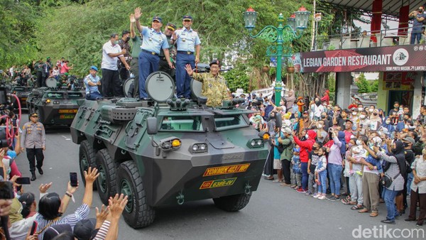 Meriahnya Kirab Drumband HUT TNI ke-77 di Malioboro Jogja