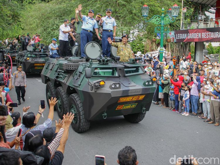 Meriahnya Kirab Drumband HUT TNI ke-77 di Malioboro Jogja