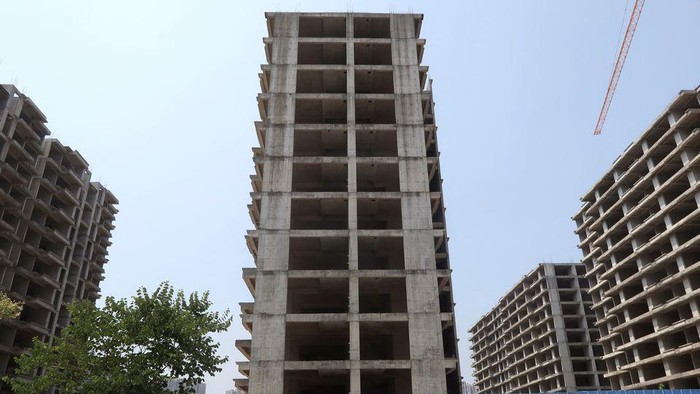 Krisis Properti China, Warga Harus Tinggal di Apartemen 'Hantu' Sebuah real estate di China yang dikmbangkan oleh Kiadengbao di kawasan Guilin, Guangxi Zhuang, mangkrak. Namun, sebagian pembeli nekad tetap tinggal.