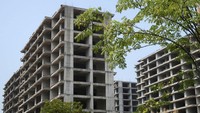 Potret Apartemen mangkrak di China, yang dikembangkan oleh Jiadengbao Real Estate di Guilin, Daerah Otonomi Guangxi Zhuang. Banyaknya proyek yang mangkrak disebabkan karena pihak developer kehabisan dana di tengah jalan. Namun sebagian pembeli menempati tempat ini. REUTERS/Eduardo Baptista