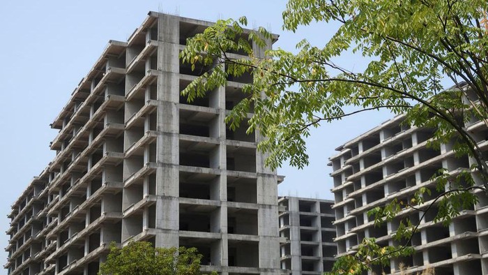 Krisis Properti China, Warga Harus Tinggal di Apartemen 'Hantu' Sebuah real estate di China yang dikmbangkan oleh Kiadengbao di kawasan Guilin, Guangxi Zhuang, mangkrak. Namun, sebagian pembeli nekad tetap tinggal.