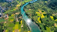 Sungai Yulong mengalir di tengah area persawahan di Guilin, provinsi Guangxi, China, Selasa (4/10/2022). Kehadiran Sungai Yulong yang jernih menambah keindahan area itu jika dilihat dari udara.  