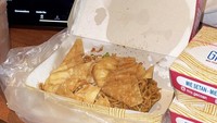 Meski memiliki tubuh ideal dan idaman. Ternyata Anya juga penggemar makanan mie pedas, yaitu Mie Gacoan. Bersama teman-temannya, ia memesan Mie Gacoan lengkap dengan pangsit gorengnya. Foto: Instagram @anyageraldine