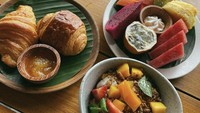 Nginap di Desa Potato Head yang ada di Bali. Anya bagikan menu sarapannya yang sehat dan modern. Ada croissant, acai bowl hingga irisan buah segar. Foto: Instagram @anyageraldine