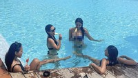 Bersama teman-temannya, Anya asyik berenang di Desa Potato Head. Ditemani dengan es krim buah yang enak dan menyegarkan. Foto: Instagram @anyageraldine
