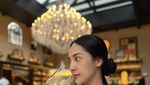 Liburan ke Bali, Anya Geraldine Jajan Mie Gacoan Sampai Kepedasan!