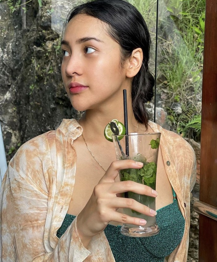 Liburan ke Bali, Anya Geraldine Jajan Mie Gacoan Sampai Kepedasan!