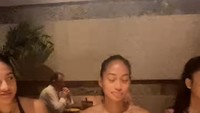  Di tengah waktu sibuknya, Anya Geraldine memilih menhabiskan waktu liburan bersama teman-teman selebnya seperti Valerie Thomas dan lainnya. Foto: Instagram @anyageraldine