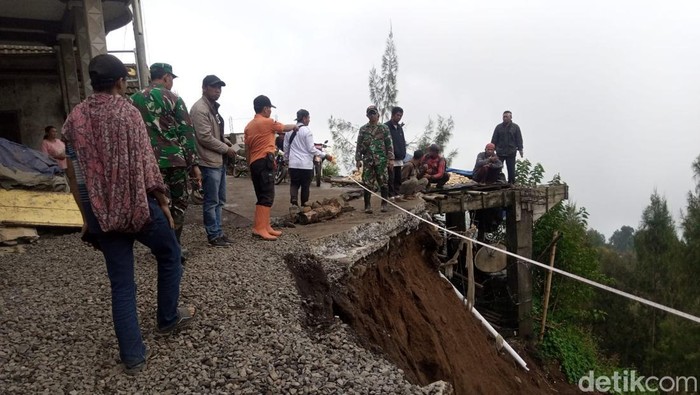 Longsor di Probolinggo akibat hujan dengan intensitas tinggi