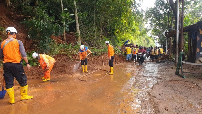 Petugas saat membersihkan sisa longsor di Sumedang.