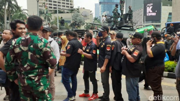 Mabes TNI membagikan bantuan sembako kepada warga yang sebelumnya menyaksikan parade TNI di area Bundaran Hotel Indonesia (HI) Jakarta. (Paradisa Nunni/detikcom)