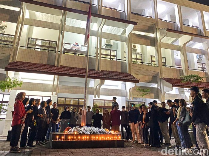 mahasiswa banyuwangi doa bersama untuk korban tragedi kanjuruhan