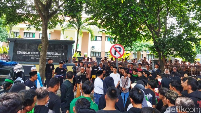 Massa Pagar Nusa mengawal sidang vonis rekannya di PN Banyuwnagi
