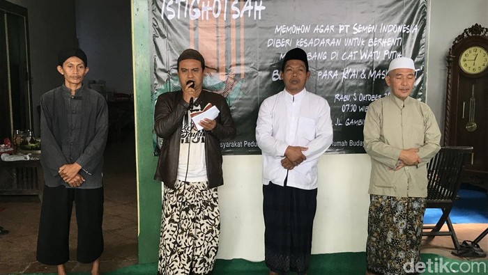 Masyarakat Peduli Kendeng istigasah memperingati enam tahun menang gugatan izin lingkungan.