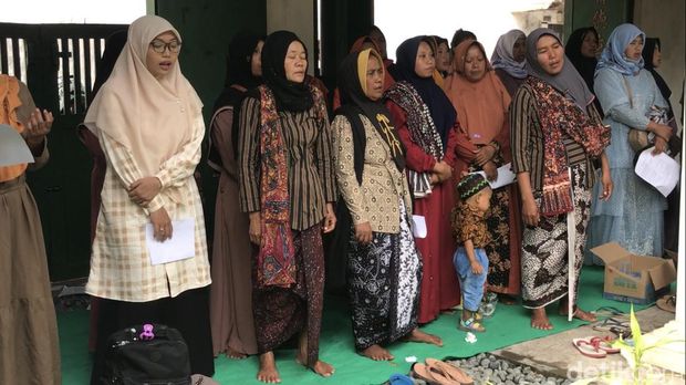 Masyarakat Peduli Kendeng istigasah memperingati enam tahun menang gugatan izin lingkungan.