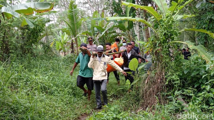 Polisi dan warga mengevakuasi mayat pria yang ditemukan di sungai Rajapolah Tasikmalaya.