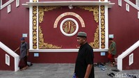 Umat muslim meninggalkan masjid usai menunaikan ibadah salat berjamaah.