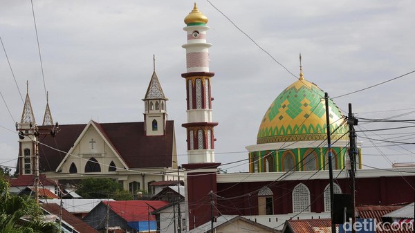 Masjid Agung An Nur merupakan yang terbesar dan tertua di Saumlaki.