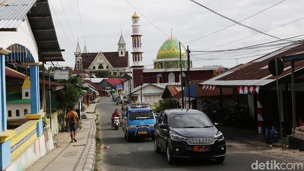 Masjid ini berada di Jalan Mathilda Batlayeri, Kecamatan Tanimbar Selatan, Saumlaki, Kabupaten Kepulauan Tanimbar. Masjid ini berada di Jalan Mathilda Batlayeri, Kecamatan Tanimbar Selatan, Saumlaki, Kabupaten Kepulauan Tanimbar.