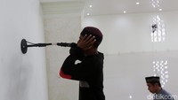 Kerukunan umat beragama di Kabupaten Kepulauan Tanimbar sangat bagus, dimana dari jumlah umat muslim yang minoritas ini namun Adzan selalu berkumandang di wilayah yang mayoritas non-muslim.