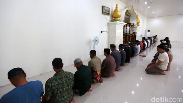Umat muslim sedang menunaikan salat berjamaah di Masjid Agung An Nur.