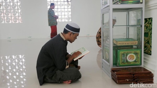 Umat muslim sedang membaca ayat-ayat suci Alquran di dalam Masjid Agung An Nur.