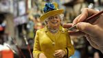 Melihat Miniatur Patung Ratu Elizabeth II Buatan Perajin Italia