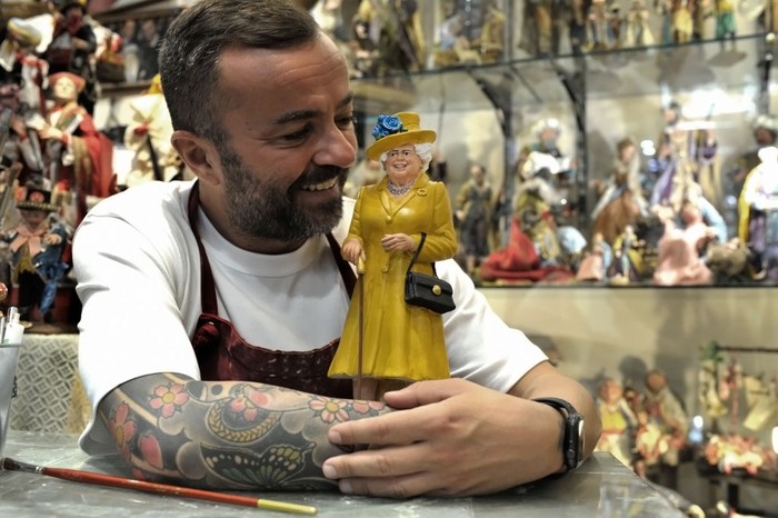 Melihat Miniatur Patung Ratu Elizabeth II Buatan Pengrajin Italia Patung-patung tersebut dibuat untuk kelahiran Natal.