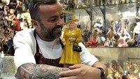 Perajin Genny Di Virgilio membuat karakter patung Ratu Elizabeth II di San Gregorio Armeno, Naples, Italia, Selasa (4/10/2022).