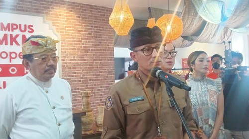 Menparekraf Sandiaga Uno saat diwawancarai di Bali, Rabu (5/10/2022). (Triwidiyanti/detikBali)