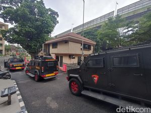 3 Mobil Taktis Brimob Merapat ke Bareskrim Jelang Sambo dkk Ditampilkan
