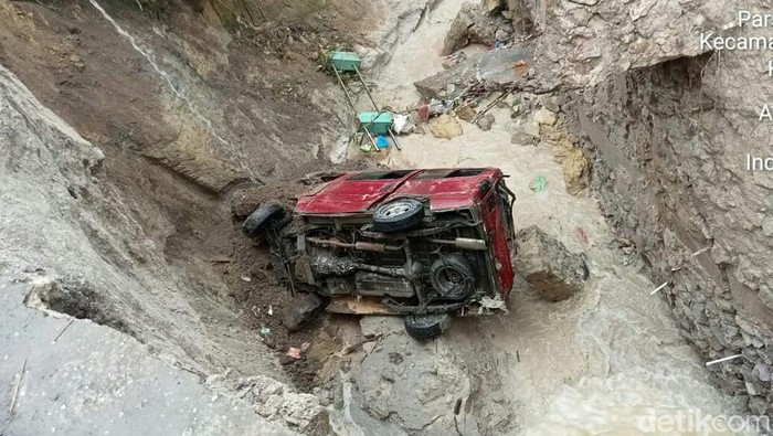 Mobil warga terseret jalan ambles di Toba.
