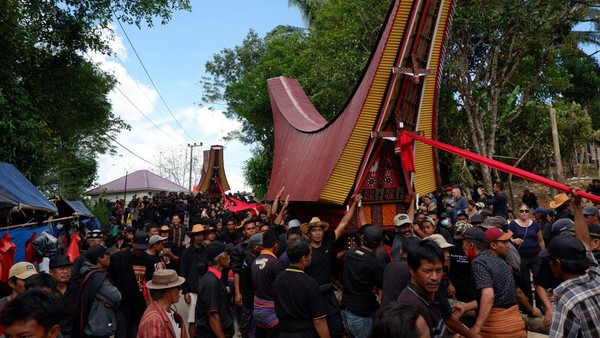 Mapasonglo atau prosesi arak-arakan jenazah keliling kampung tersebut merupakan rangkaian upacara kematian atau Rambu Solo yang hanya bisa diadakan oleh masayarakat bangsawan Toraja.