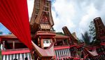 Momen Jenazah Bangsawan Toraja Diarak Keliling Kampung