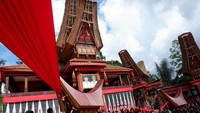 Sejumlah keluarga yang berduka dan warga mengarak jenazah untuk disimpan di lakian (tempat menyemayamkan jenazah sementara) saat prosesi Mapasonglo di Gandangbatu Sillanan, Tana Toraja, Sulawesi Selatan, Selasa (4/10/2022).