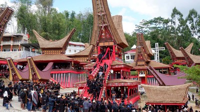Momen Jenazah Bangsawan Toraja Diarak Keliling Kampung
