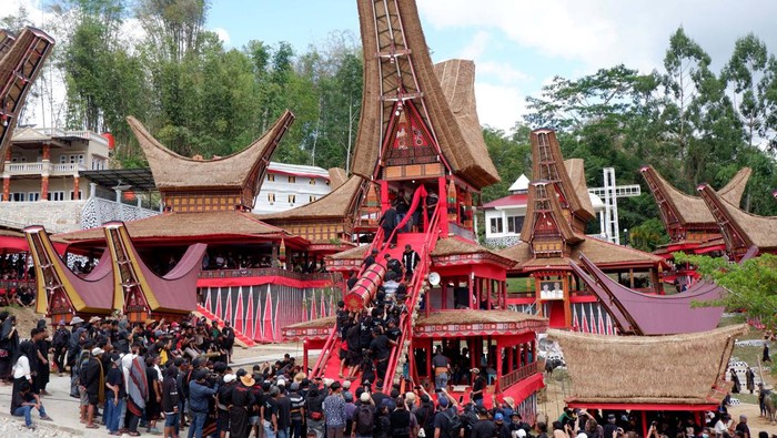 Sejumlah keluarga yang berduka dan warga mengarak jenazah untuk disimpan di 'lakian' (tempat menyemayamkan jenazah sementara) saat prosesi Ma'pasonglo di Gandangbatu Sillanan, Tana Toraja, Sulawesi Selatan, Selasa (4/10/2022). Ma'pasonglo atau prosesi arak-arakan jenazah keliling kampung tersebut merupakan rangkaian upacara kematian atau Rambu Solo' yang hanya bisa diadakan oleh masayarakat bangsawan Toraja. ANTARA FOTO/Sakti Karuru/tom.