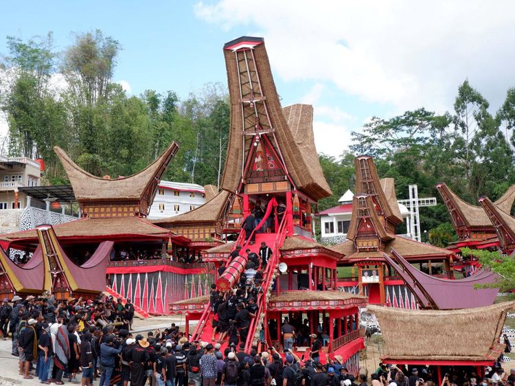 Momen Jenazah Bangsawan Toraja Diarak Keliling Kampung