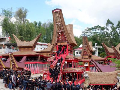 Momen Jenazah Bangsawan Toraja Diarak Keliling Kampung