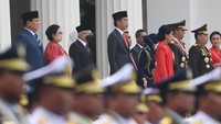 Presiden Joko Widodo (tengah) didampingi Wakil Presiden Maruf Amin (ketiga kiri), Presiden kelima RI Megawati Soekarnoputri (kedua kiri), Menteri Pertahanan Prabowo Subianto (kiri), Panglima TNI Jenderal TNI Andika Perkasa (ketiga kanan) dan Kapolri Jenderal Pol Listyo Sigit Prabowo (kedua kanan) mengikuti upacara peringatan HUT ke-77 TNI di halaman Istana Merdeka, Jakarta, Rabu (5/10/2022). ANTARA FOTO/Akbar Nugroho Gumay